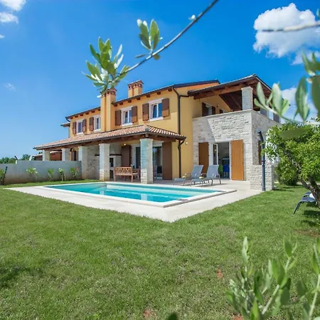 Katharina Villa *